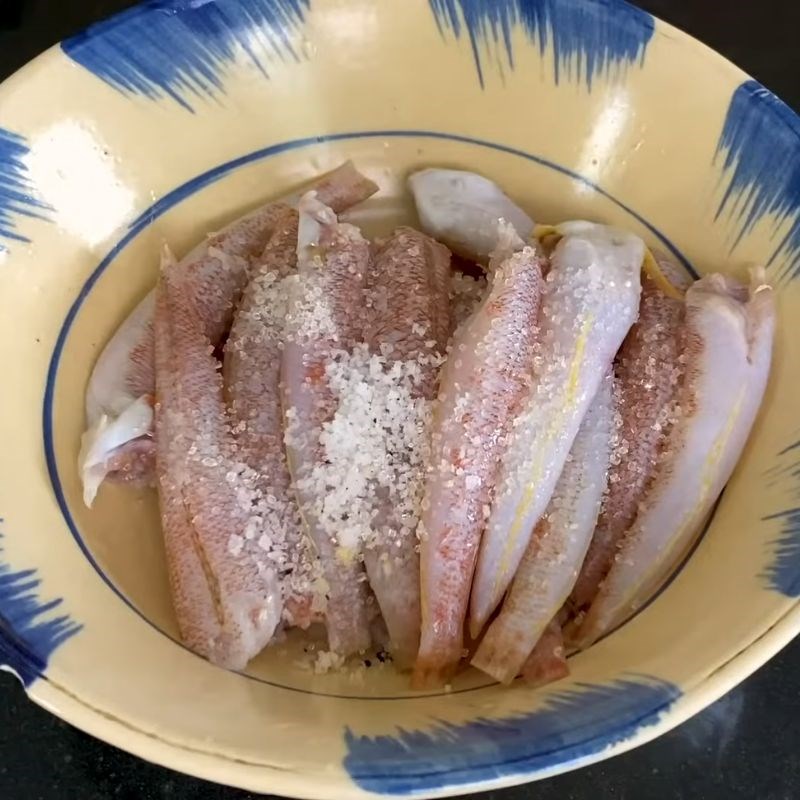 Bước 2 Ướp cá bống đậm đà gia vị kho cá bống cứng