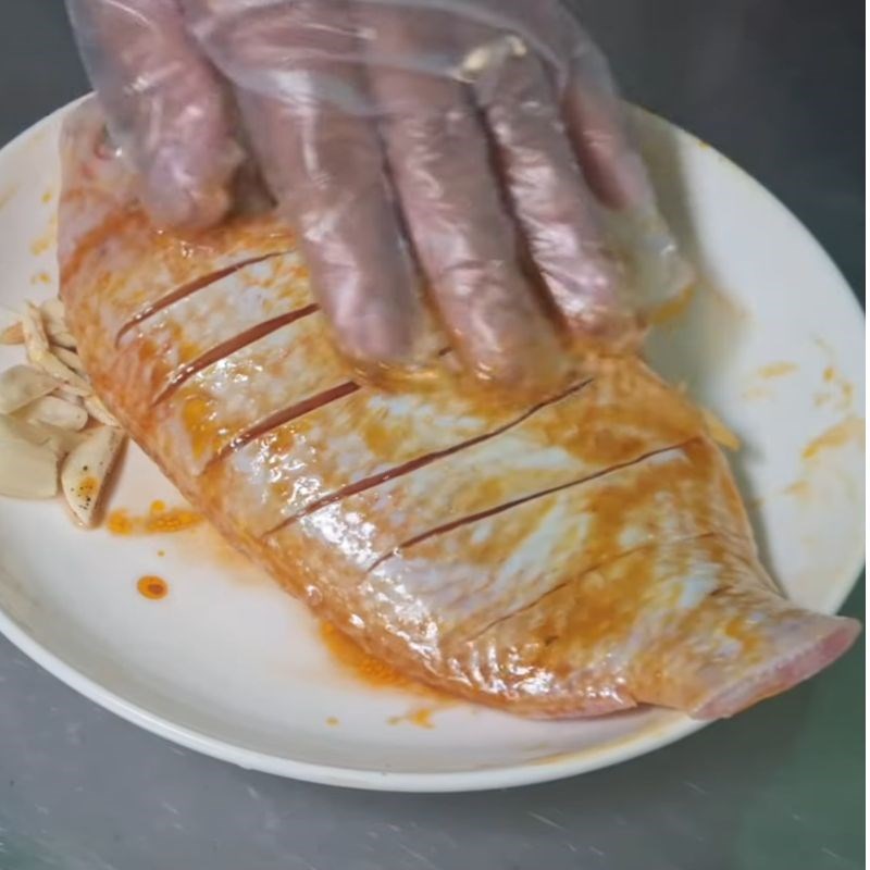 Bước 3 Ướp cá thấm đều gia vị cá diêu hồng nướng nồi chiên không dầu