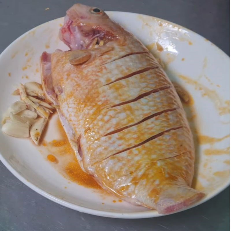 Bước 3 Ướp cá thấm đều gia vị cá diêu hồng nướng nồi chiên không dầu