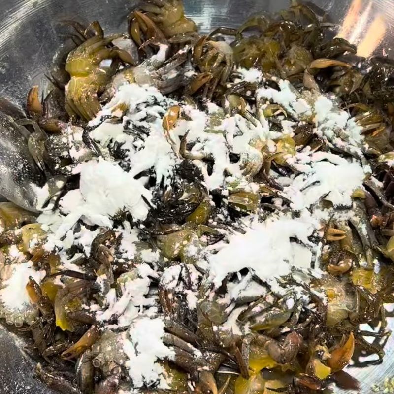 Bước 2 Ướp cua đồng đậm đà cua rang lá lốt