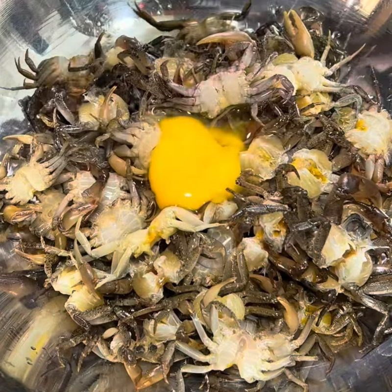 Bước 2 Ướp cua đồng đậm đà cua rang lá lốt
