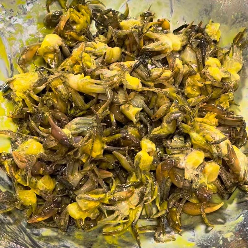 Bước 2 Ướp cua đồng đậm đà cua rang lá lốt