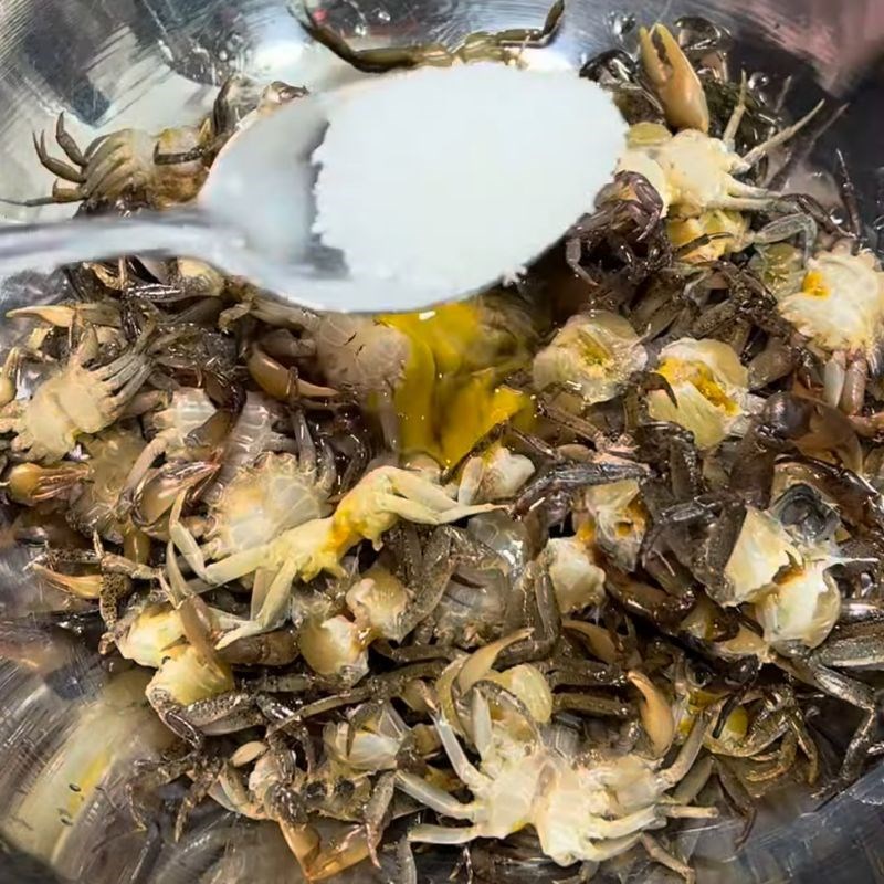 Bước 2 Ướp cua đồng đậm đà cua rang lá lốt