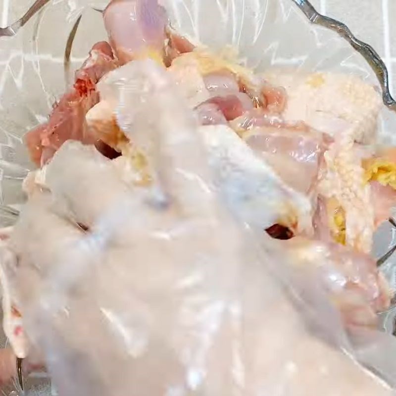 Bước 2 Ướp gà đậm đà hương vị Gà tần thuốc bắc