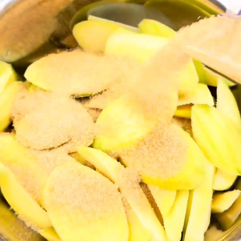 Bước 2 Ướp gia vị Xoài sấy dẻo bằng nồi chiên không dầu