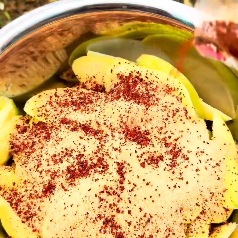 Bước 2 Ướp gia vị Xoài sấy dẻo bằng nồi chiên không dầu