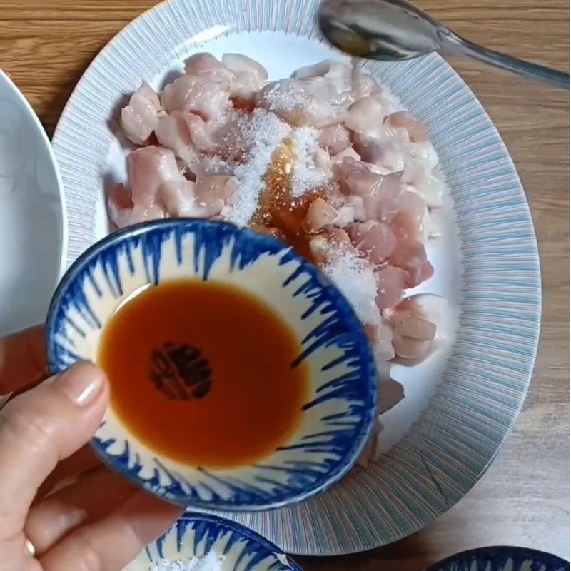 Bước 2 Ướp gia vị cho tôm và thịt Tôm rim thịt ba chỉ