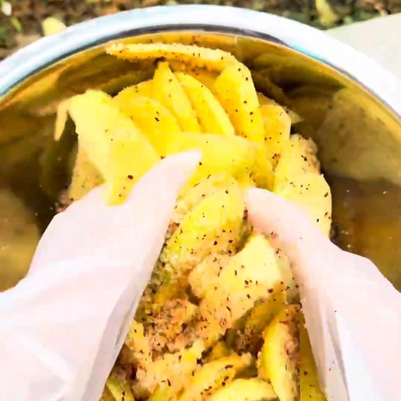 Bước 2 Ướp gia vị Xoài sấy dẻo bằng nồi chiên không dầu