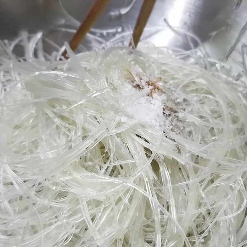 Bước 2 Ướp miến để sợi miến không dính Miến xào mộc nhĩ