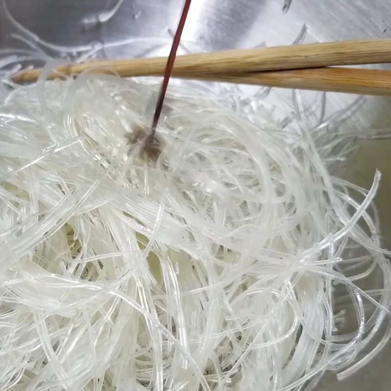 Bước 2 Ướp miến để sợi miến không dính Miến xào mộc nhĩ