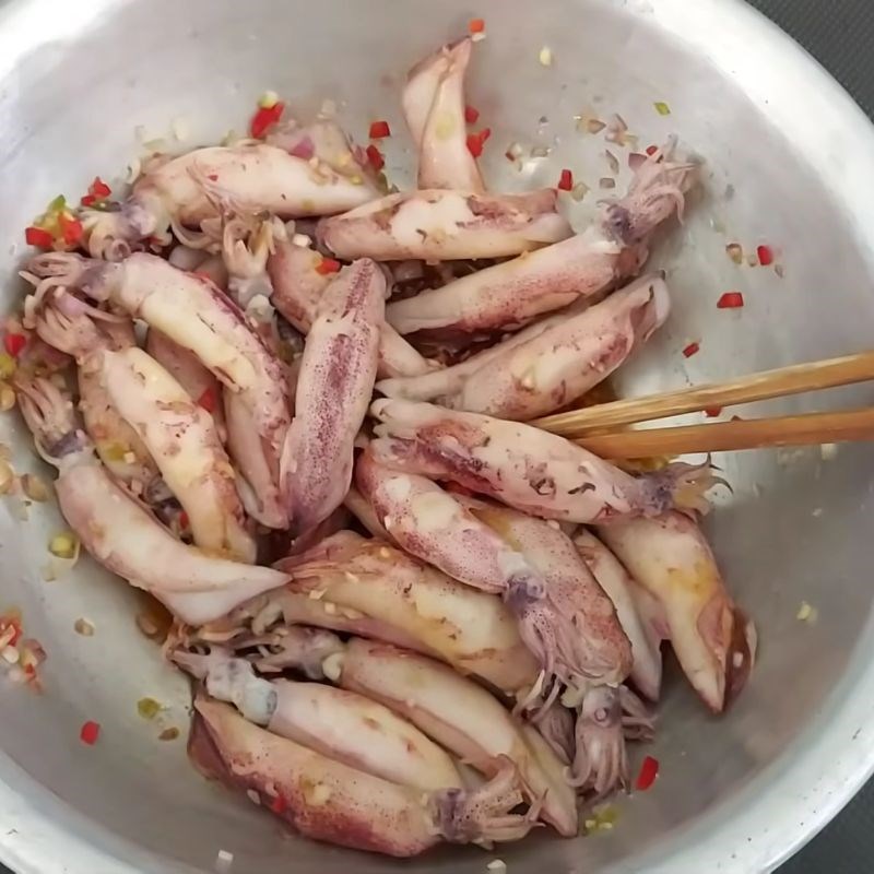 Bước 2 Ướp mực đậm đà, thấm vị Mực rim mặn ngọt