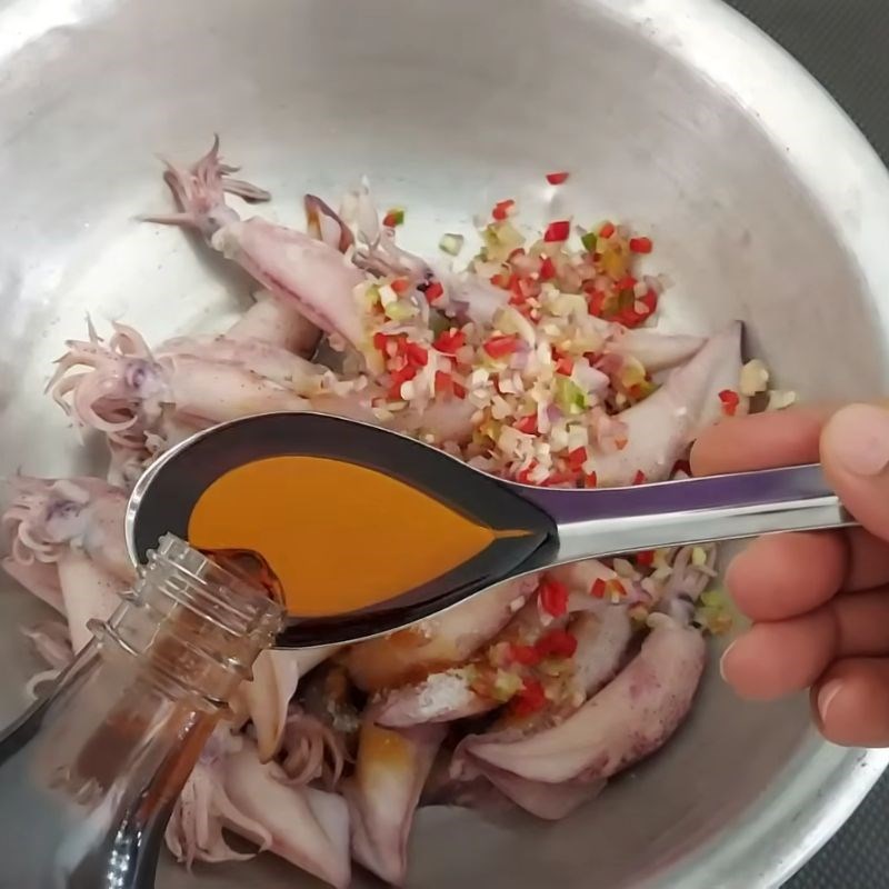 Bước 2 Ướp mực đậm đà, thấm vị Mực rim mặn ngọt