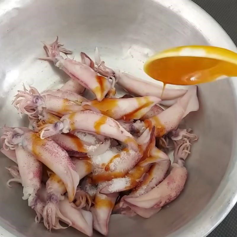 Bước 2 Ướp mực đậm đà, thấm vị Mực rim mặn ngọt