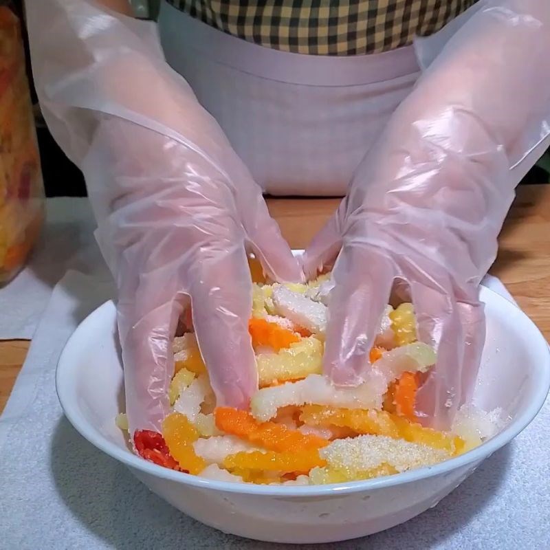 Bước 2 Ướp muối và vắt khô dưa món chua ngọt ăn liền