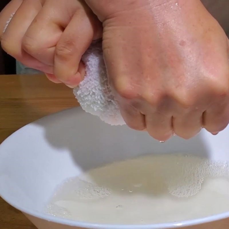 Bước 2 Ướp muối và vắt khô dưa món chua ngọt ăn liền