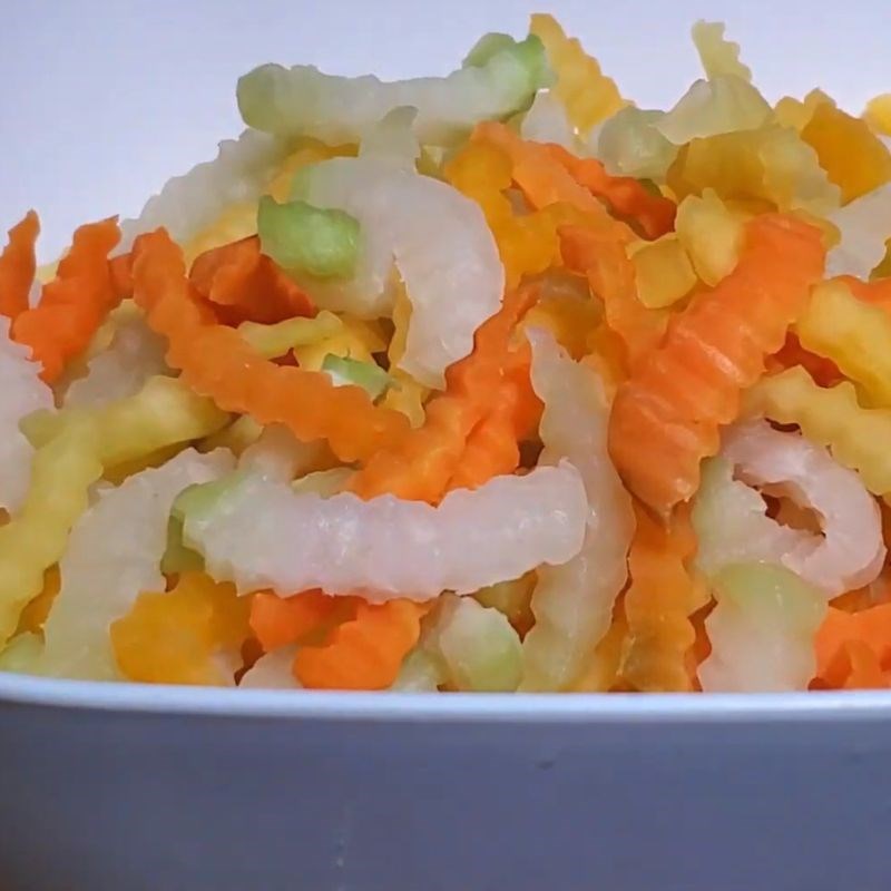 Bước 2 Ướp muối và vắt khô dưa món chua ngọt ăn liền