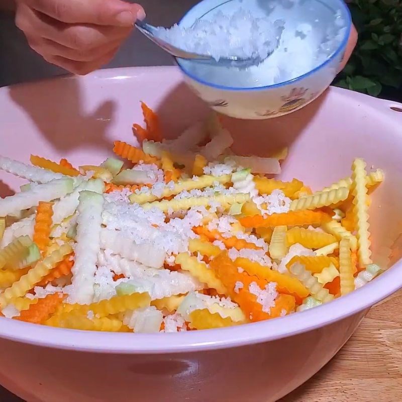 Bước 2 Ướp muối và vắt khô dưa món chua ngọt ăn liền