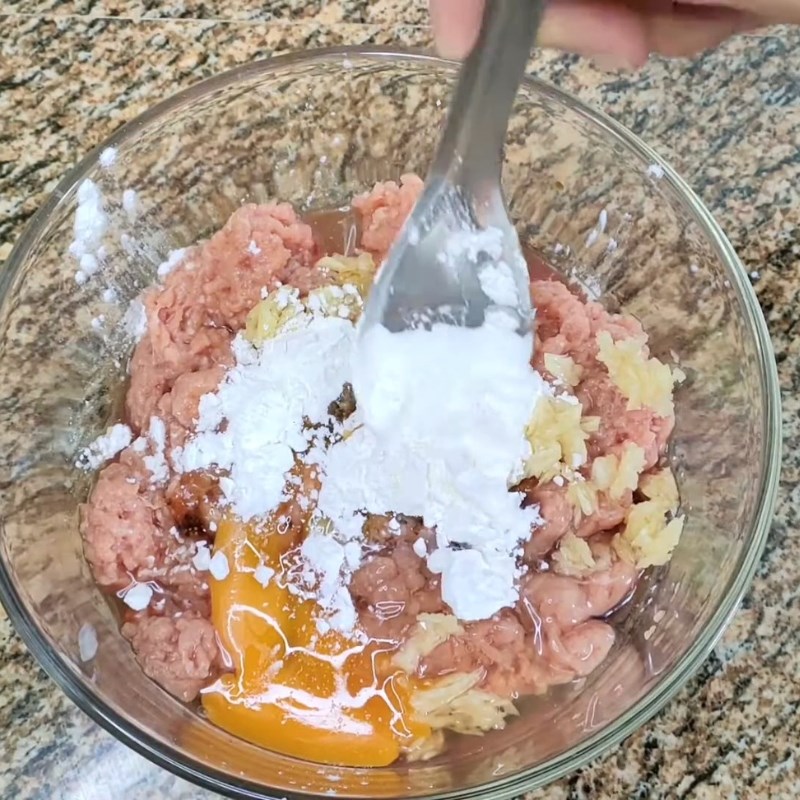 Bước 1 Ướp nhân thịt bò băm đậm đà Bánh mì hamburger