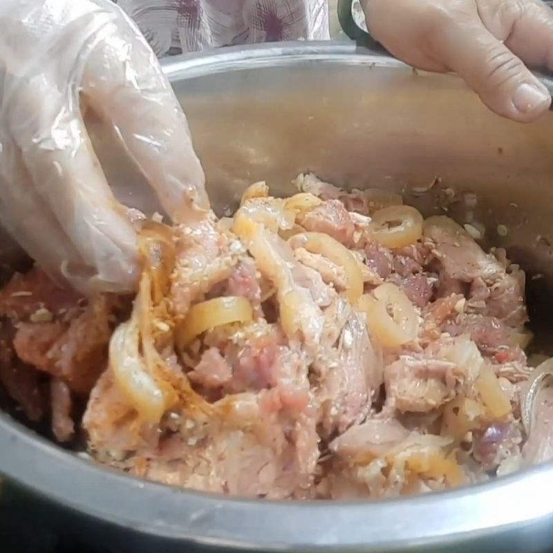 Bước 2 Ướp thịt bê đậm đà Bê xào lăn