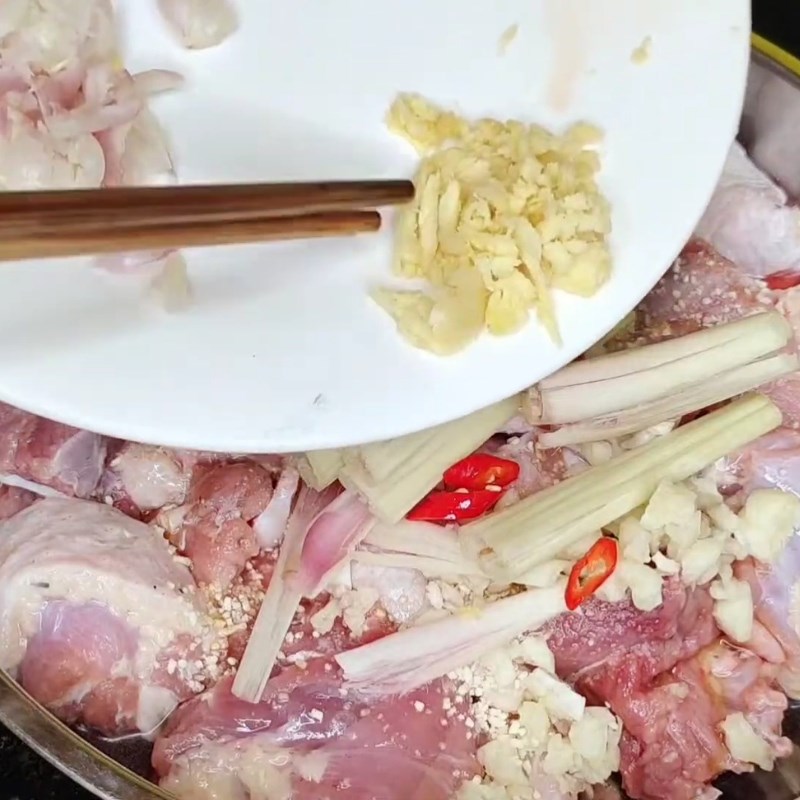 Bước 3 Ướp thịt vịt đậm đà gia vị Vịt om sấu khoai sọ