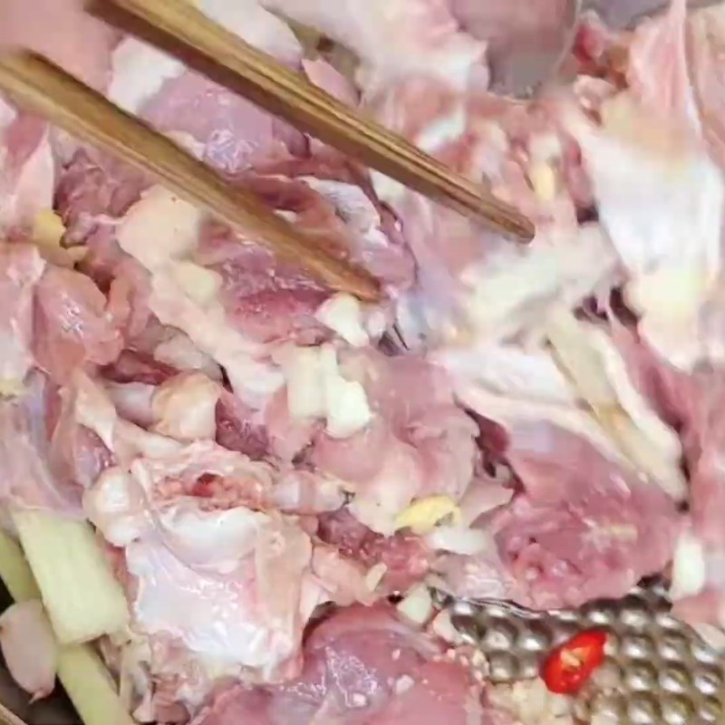 Bước 3 Ướp thịt vịt đậm đà gia vị Vịt om sấu khoai sọ