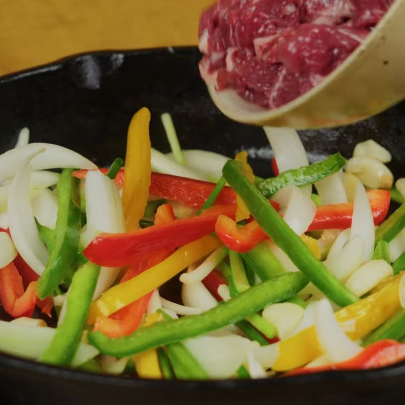 Bước 2 Ướp và xào thịt bò thơm ngon miến trộn xì dầu