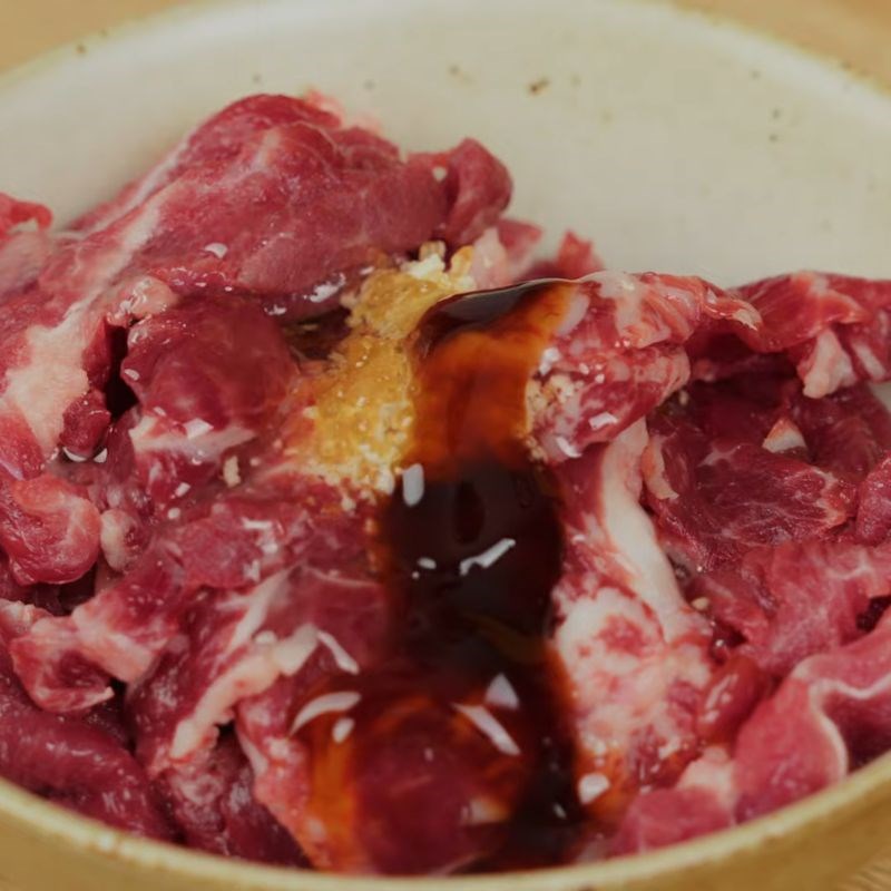 Bước 2 Ướp và xào thịt bò thơm ngon miến trộn xì dầu