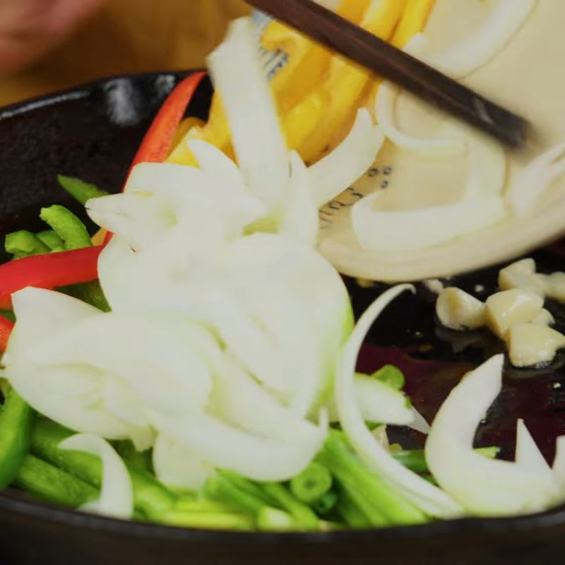 Bước 2 Ướp và xào thịt bò thơm ngon miến trộn xì dầu