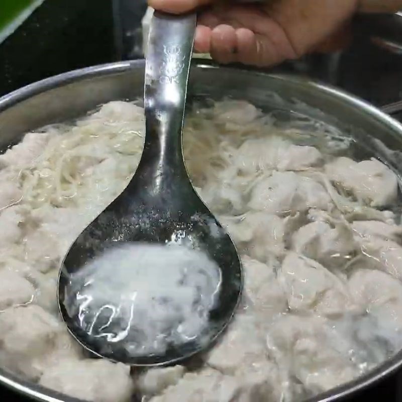 Bước 4 Vớt bọt canh mọc nấm kim châm