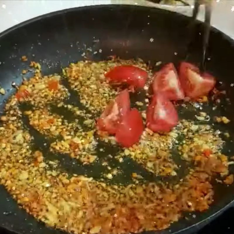 Bước 2 Xào dưa cải chua tạo màu và hương vị cá chép giòn om dưa