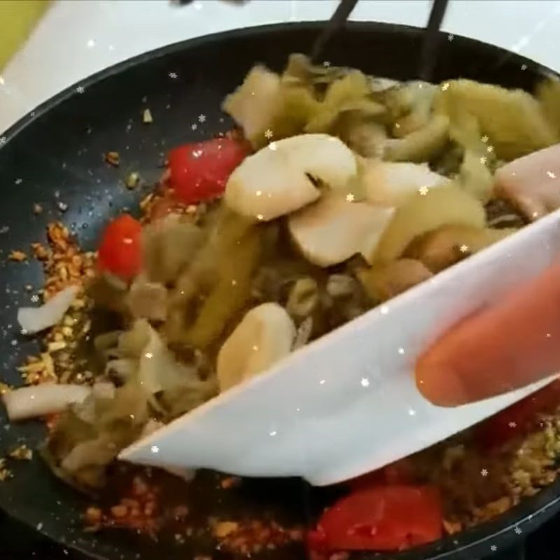 Bước 2 Xào dưa cải chua tạo màu và hương vị cá chép giòn om dưa