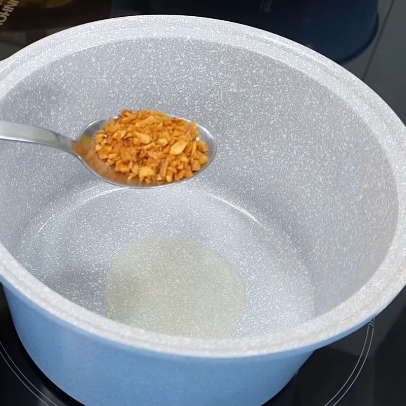 Bước 7 Xào hành, cà chua, gạch cua Lẩu riêu cua thập cẩm