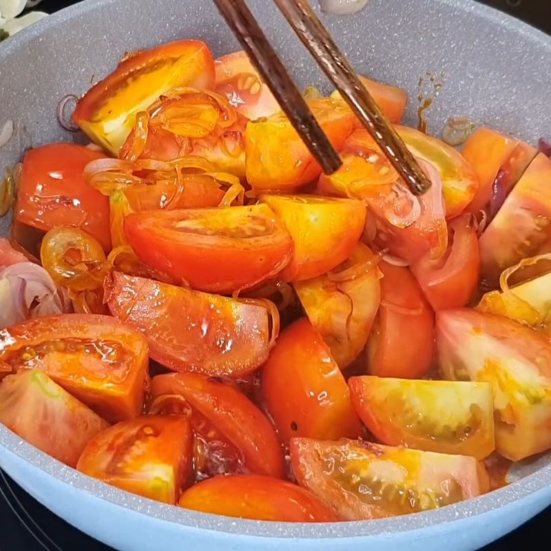 Bước 7 Xào hành, cà chua, gạch cua Lẩu riêu cua thập cẩm