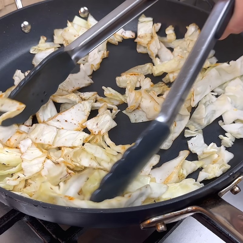 Bước 4 Xào hành tây và bắp cải giòn ngọt Mì udon xào bò