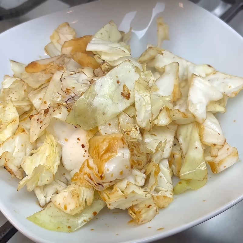 Bước 4 Xào hành tây và bắp cải giòn ngọt Mì udon xào bò