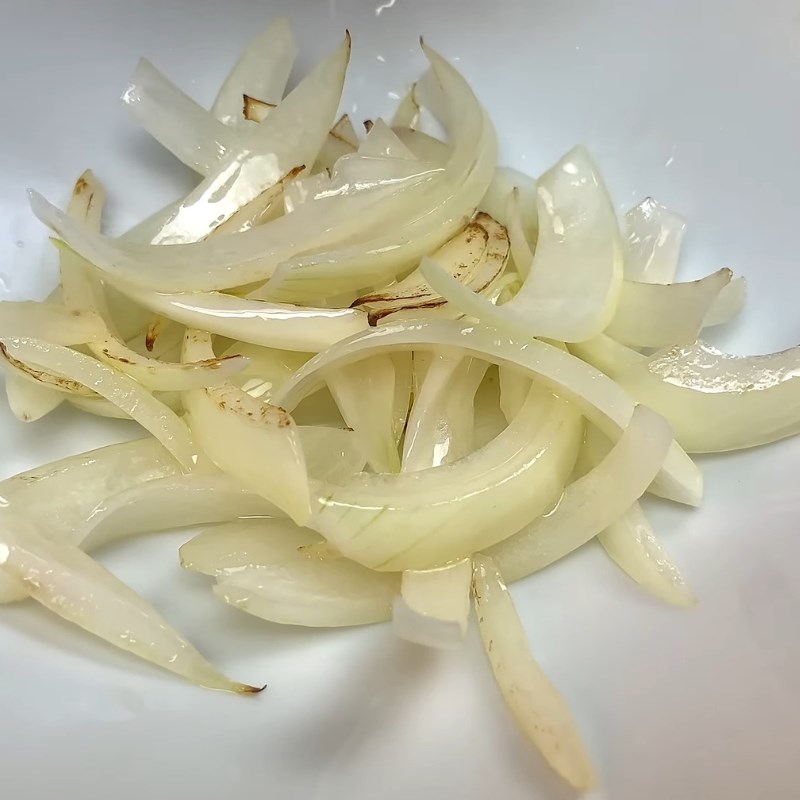 Bước 4 Xào hành tây và bắp cải giòn ngọt Mì udon xào bò