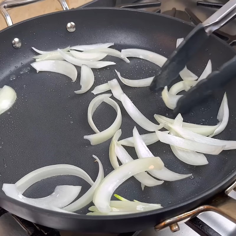 Bước 4 Xào hành tây và bắp cải giòn ngọt Mì udon xào bò