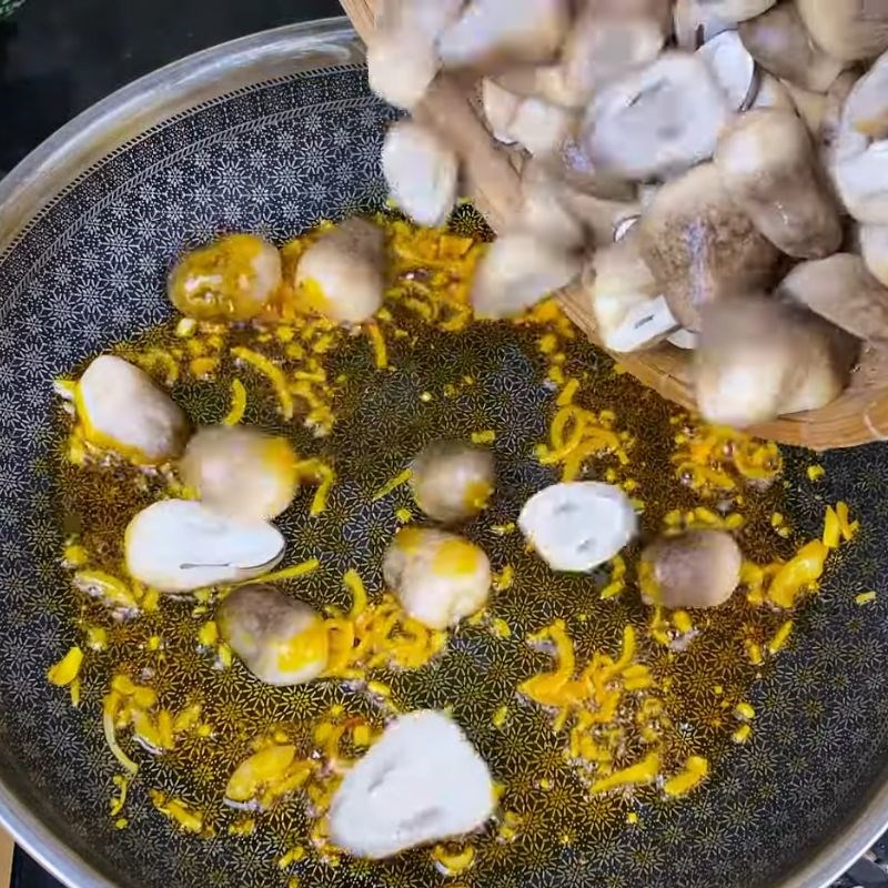 Bước 4 Xào nấm rơm đậm đà cháo lòng bò