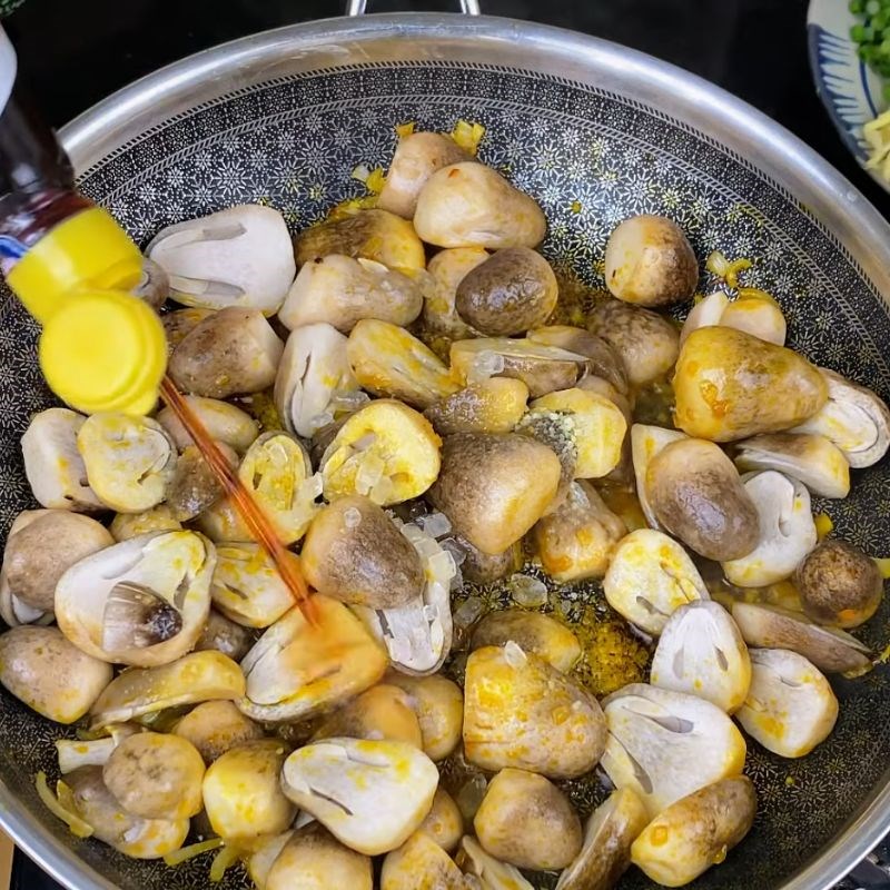 Bước 4 Xào nấm rơm đậm đà cháo lòng bò
