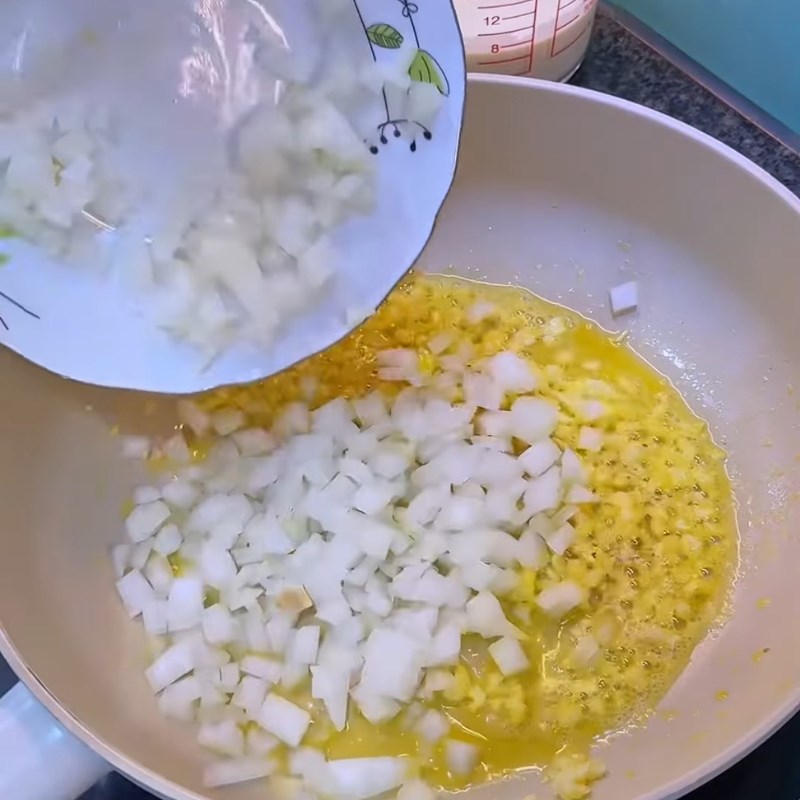 Bước 3 Xào nấm và thịt xông khói Nui sốt kem