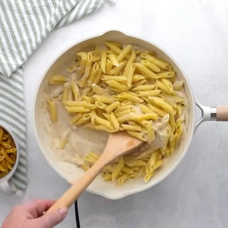 Bước 3 Hoàn thành món nui sốt kem Nui sốt kem bằng sữa tươi