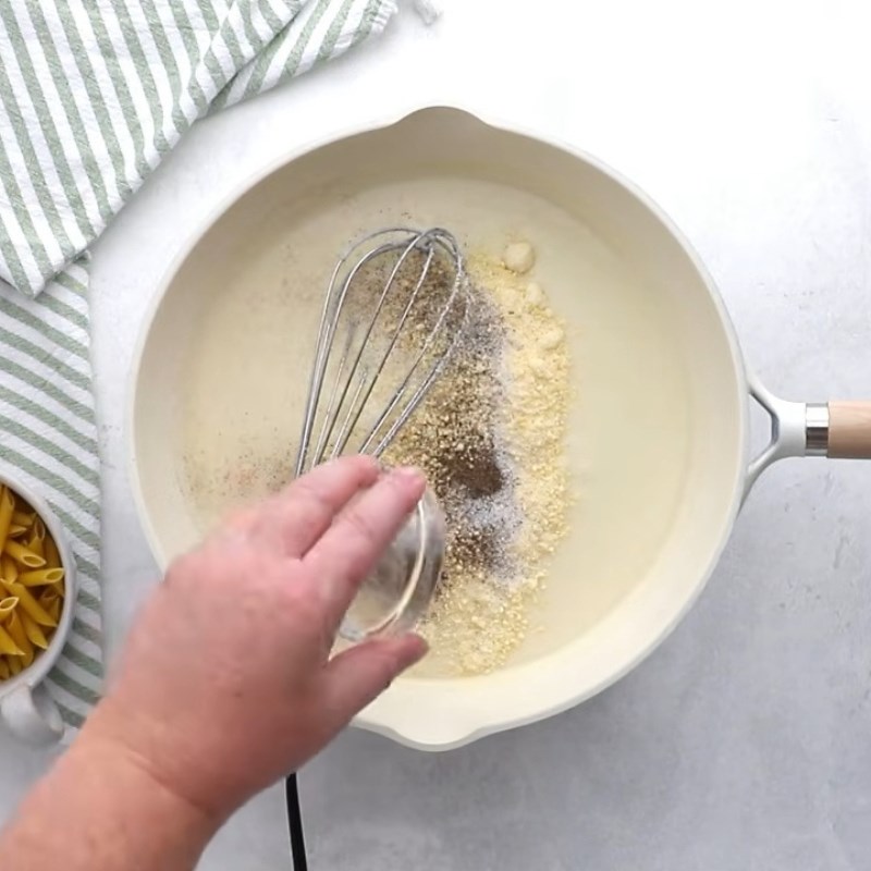 Bước 3 Hoàn thành món nui sốt kem Nui sốt kem bằng sữa tươi