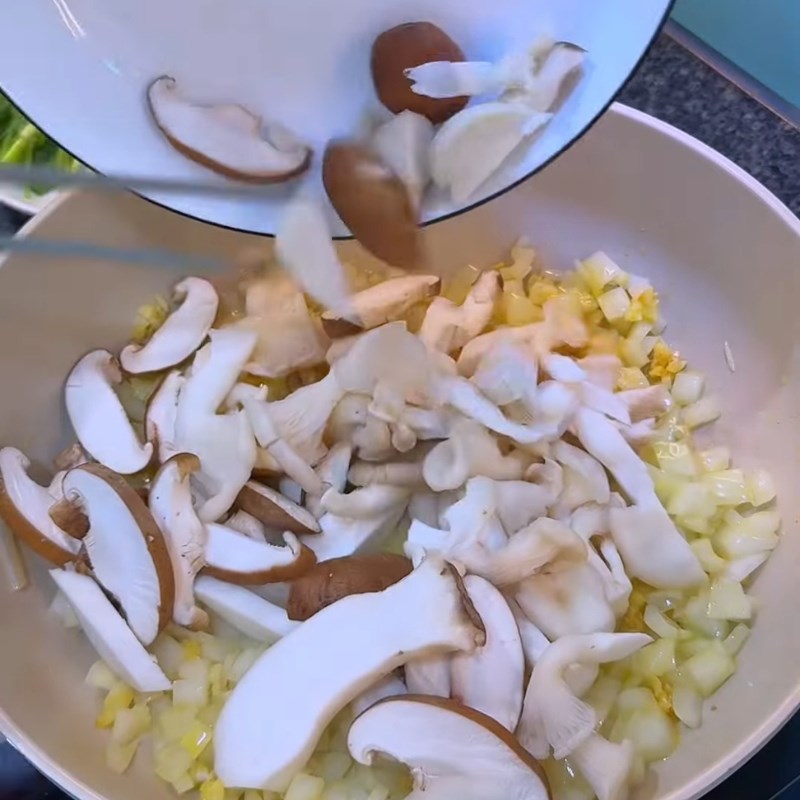 Bước 3 Xào nấm và thịt xông khói Nui sốt kem