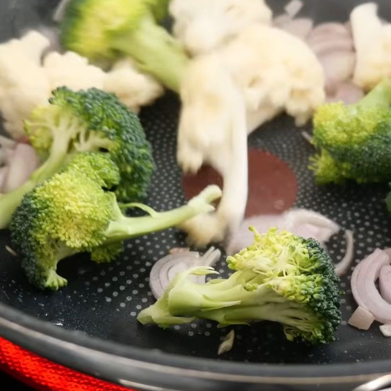 Bước 3 Xào nhanh rau củ giữ độ giòn thịt bò xào mềm