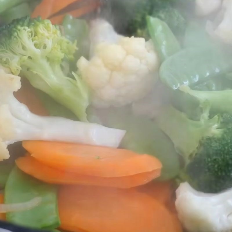 Bước 3 Xào nhanh rau củ giữ độ giòn thịt bò xào mềm