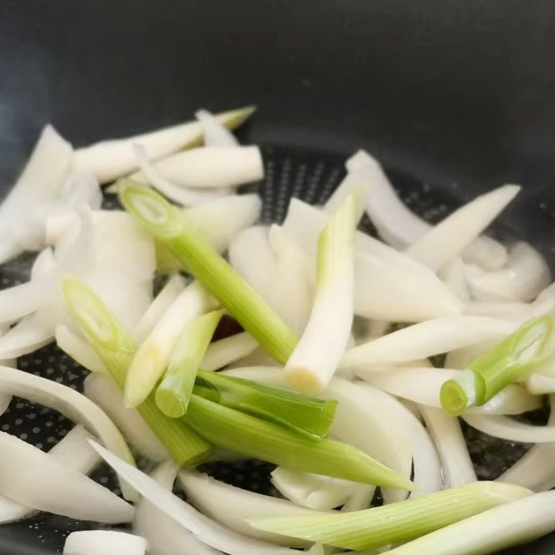 Bước 3 Xào nhanh rau củ giữ độ giòn thịt bò xào mềm