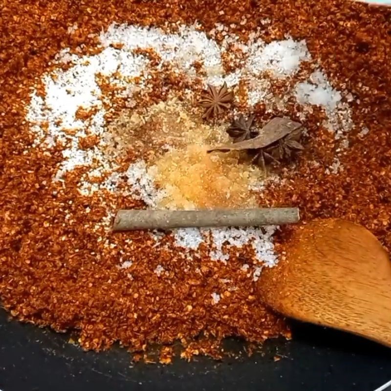 Bước 2 Xào ớt khô, gia vị và quế hồi để làm sa tế sả ớt Sa tế ăn bún bò