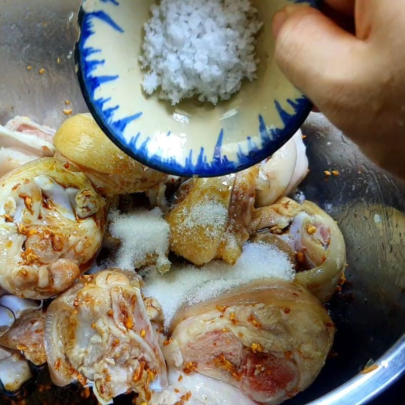 Bước 3 Xào săn giò heo và ướp gia vị giò heo kho nước tương