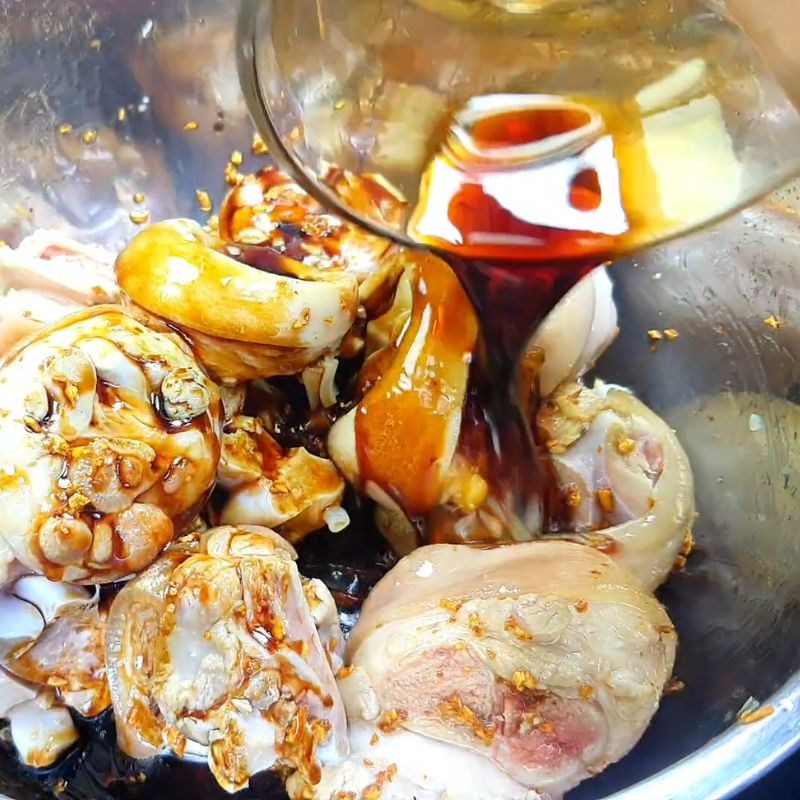 Bước 3 Xào săn giò heo và ướp gia vị giò heo kho nước tương