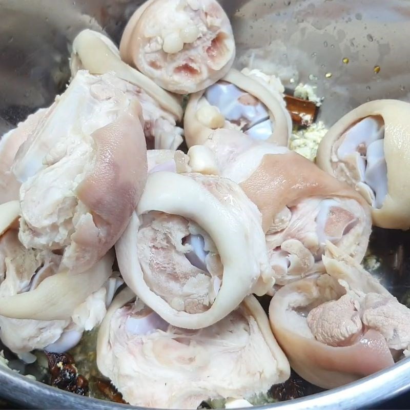 Bước 3 Xào săn giò heo và ướp gia vị giò heo kho nước tương